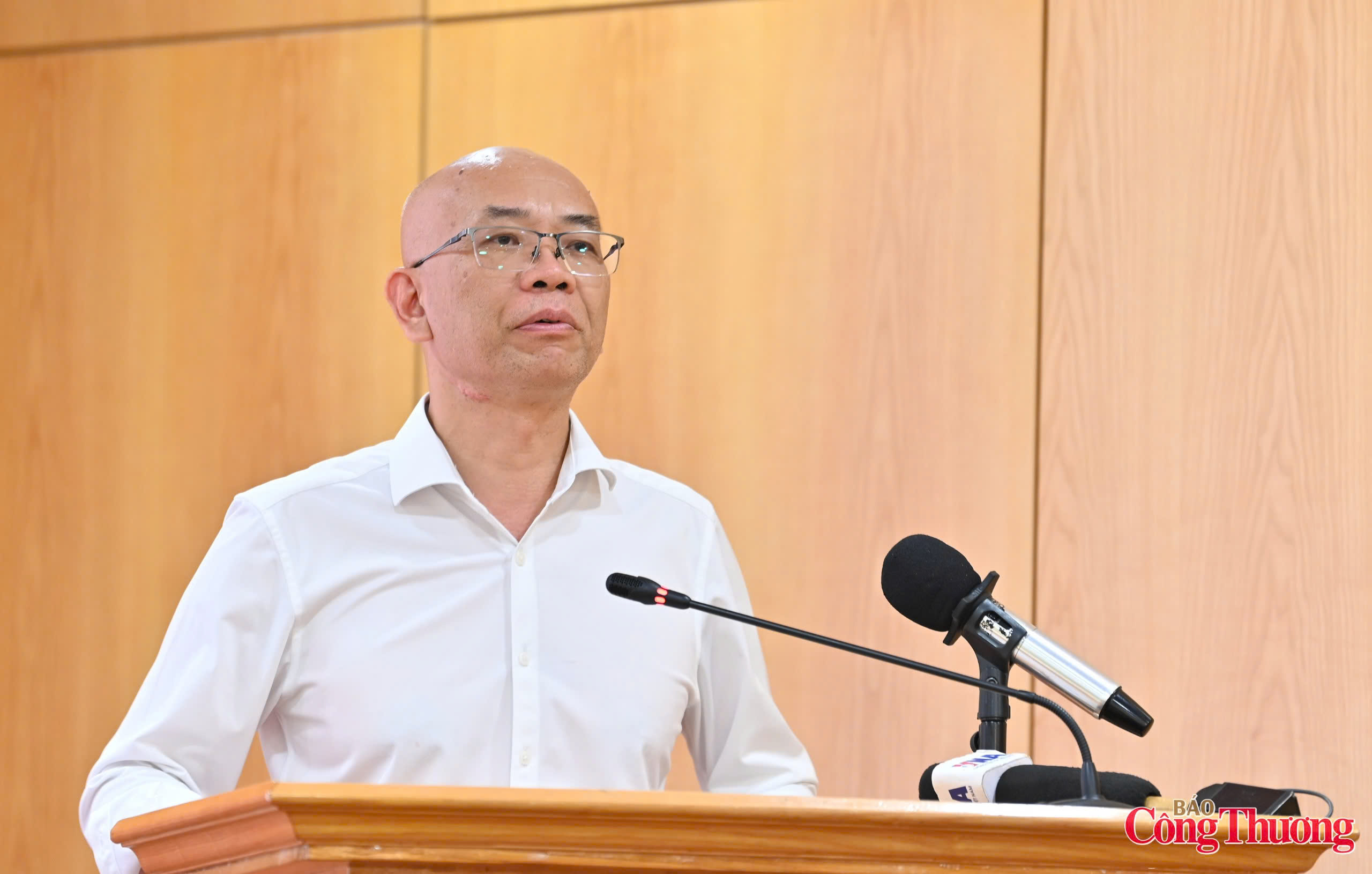 Bộ Công Thương nói về nhập siêu, quy định quản lý nhập khẩu ô tô diện biếu tặng