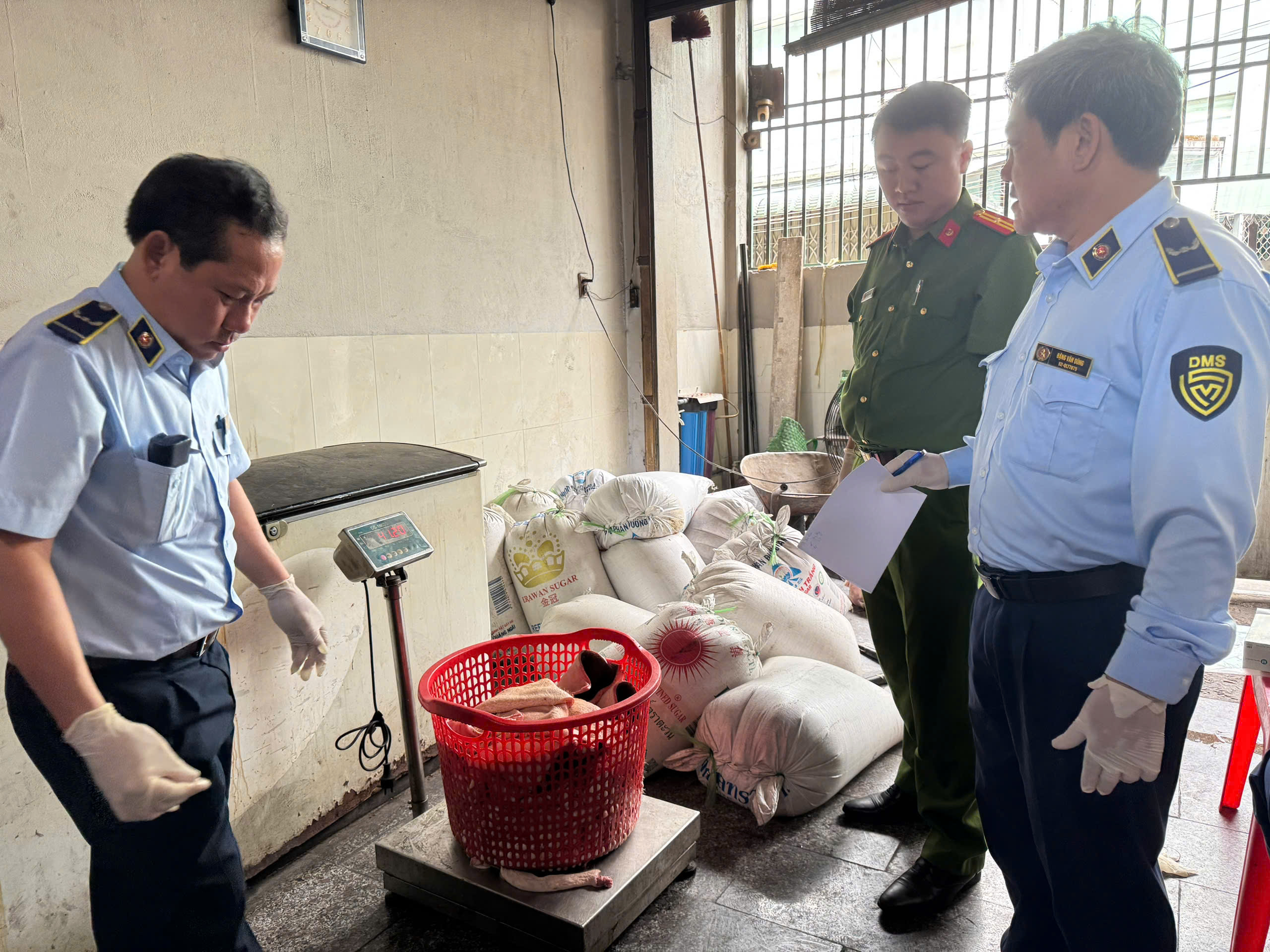 Gia Lai tạm giữ hơn 2 tấn mỡ, da động vật không rõ nguồn gốc