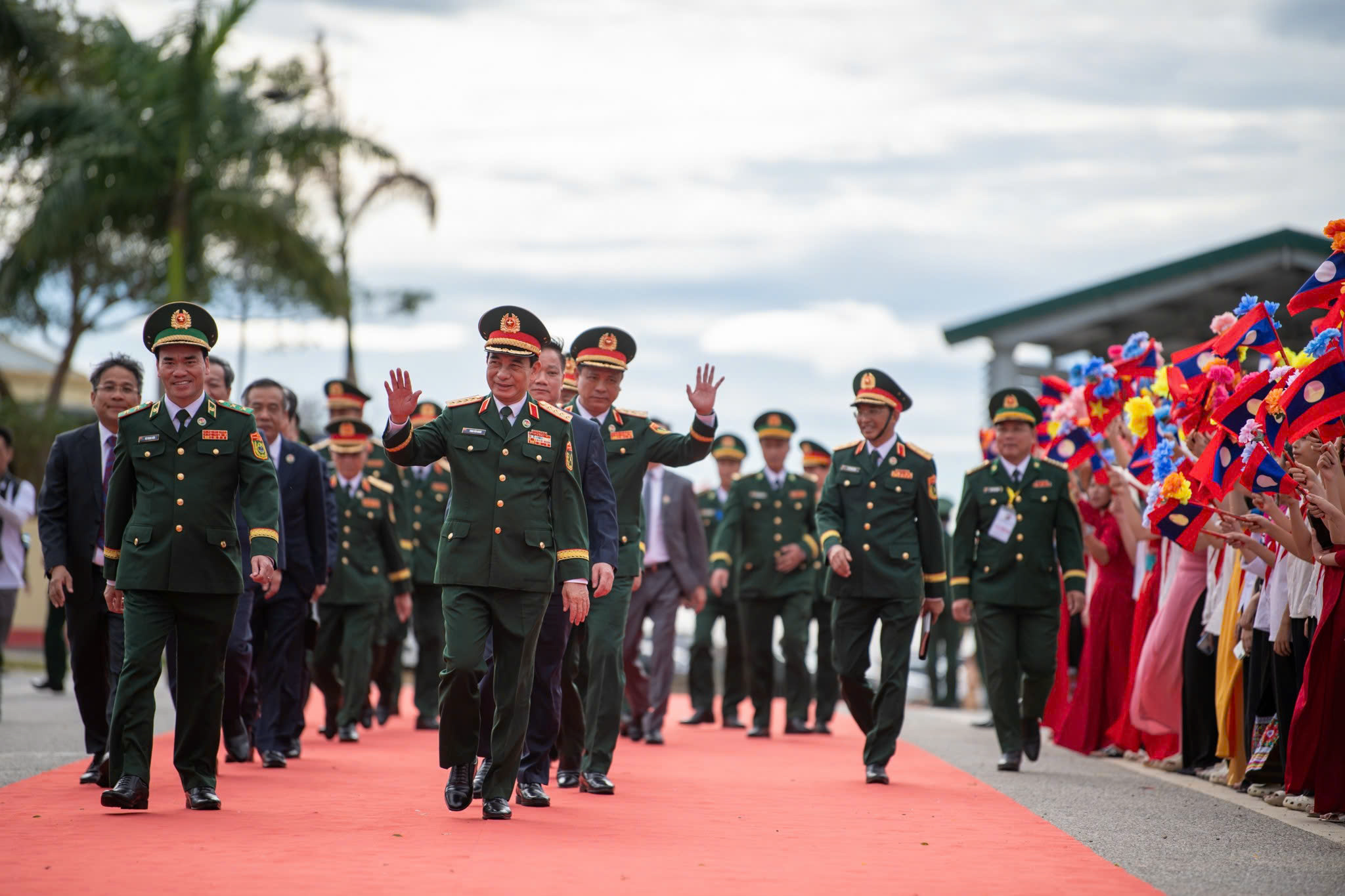 Bộ trưởng Bộ Quốc phòng Việt Nam, Lào thăm, tặng học bổng trường học biên giới Lào