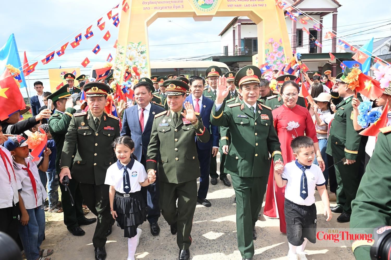 Chăm lo giáo dục vùng biên giới Việt Nam - Lào