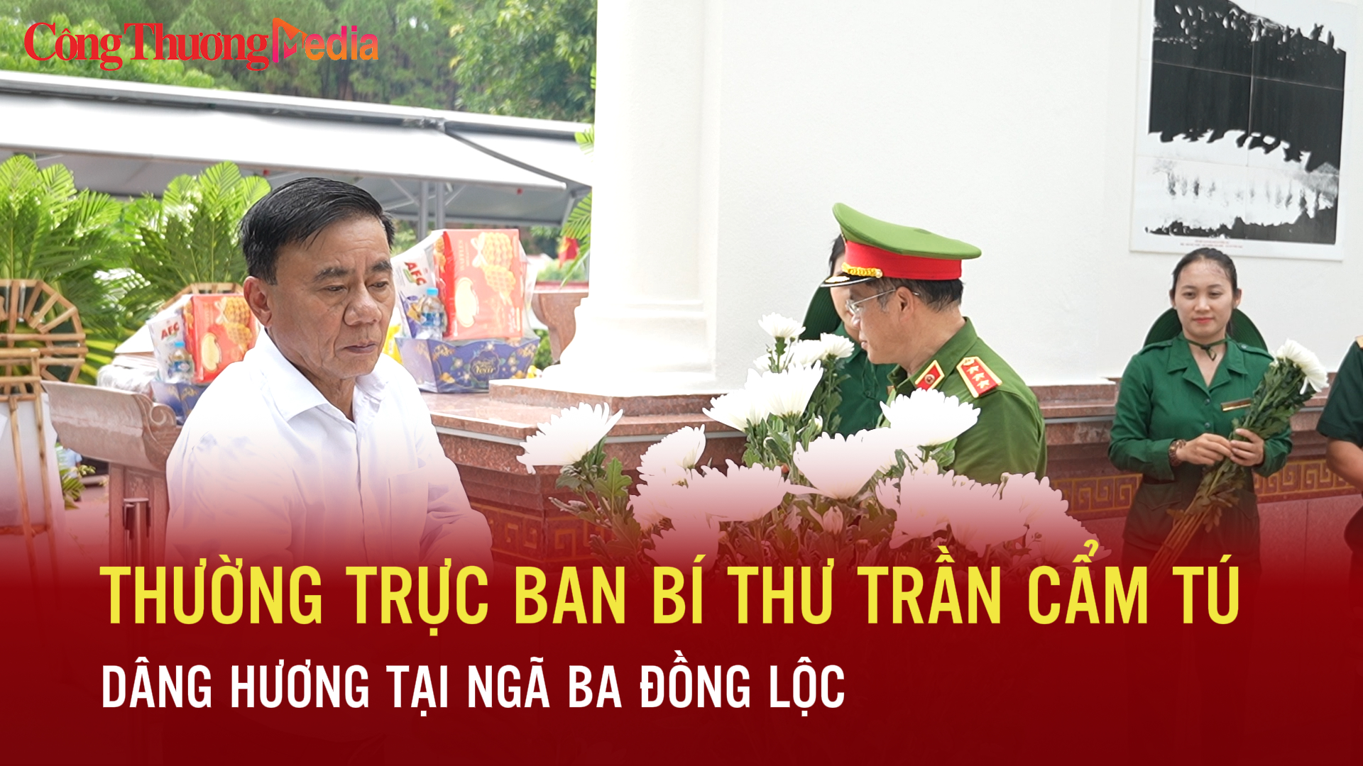 Thường trực Ban Bí thư Trần Cẩm Tú dâng hương tại Ngã ba Đồng Lộc
