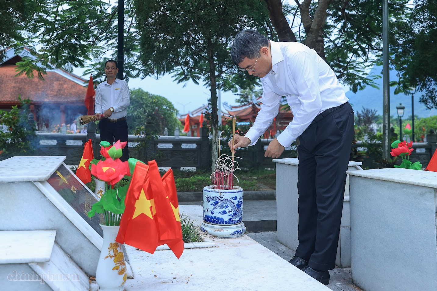 Thủ tướng Lê Minh Hưng dâng hương tại Nghĩa trang liệt sĩ quốc gia Vị Xuyên (Tuyên Quang)