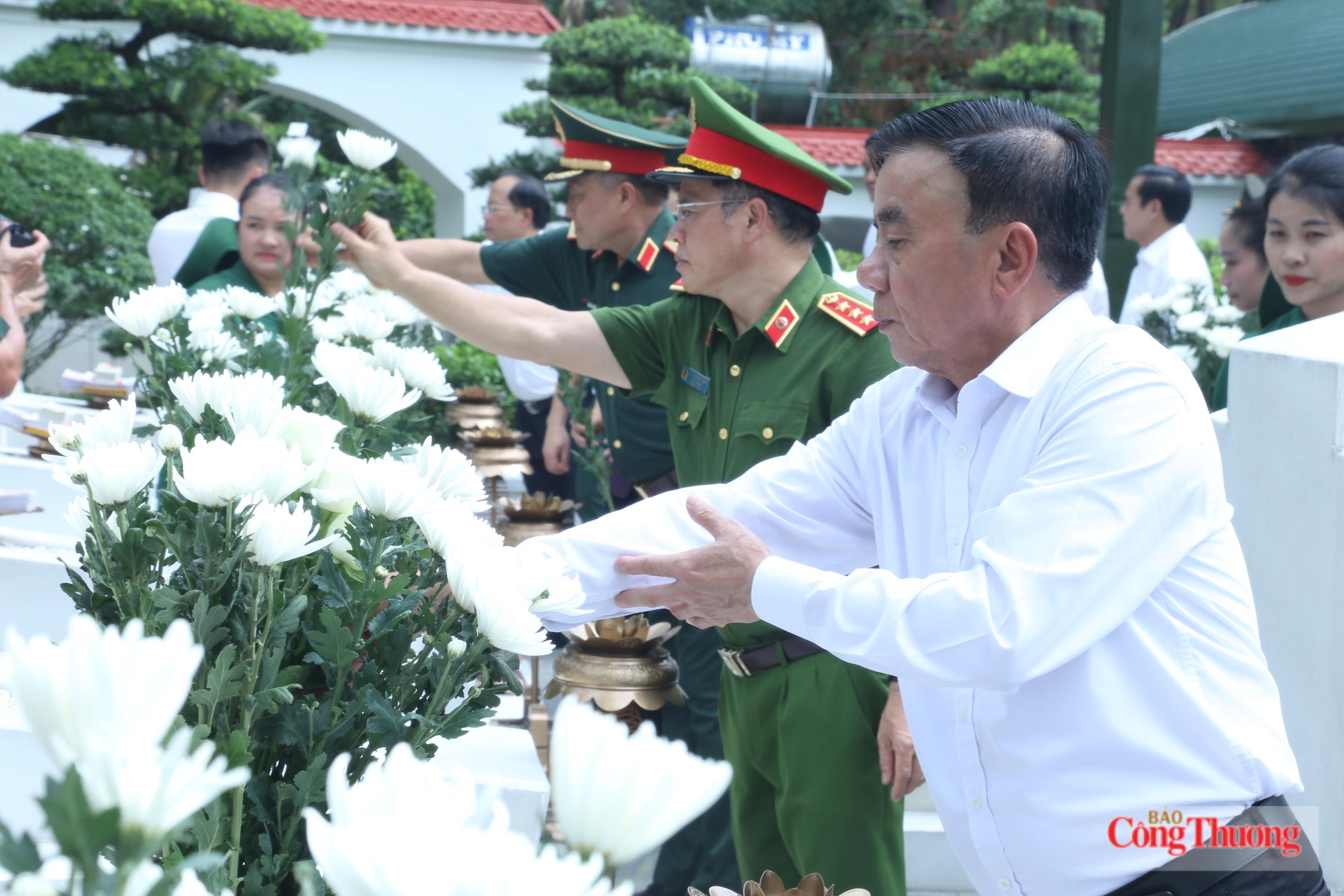 Thường trực Ban Bí thư Trần Cẩm Tú dâng hương tưởng niệm Anh hùng liệt sĩ tại Ngã ba Đồng Lộc