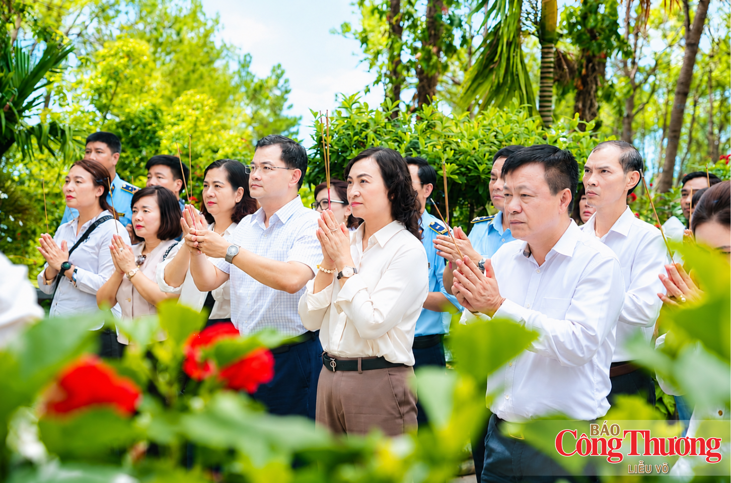Đoàn công tác Bộ Công Thương dâng hương tưởng niệm tại Khu di tích Kim Liên