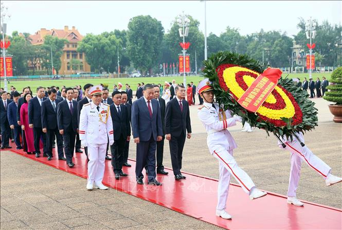Ban Chấp hành Trung ương Đảng vào Lăng viếng Chủ tịch Hồ Chí Minh