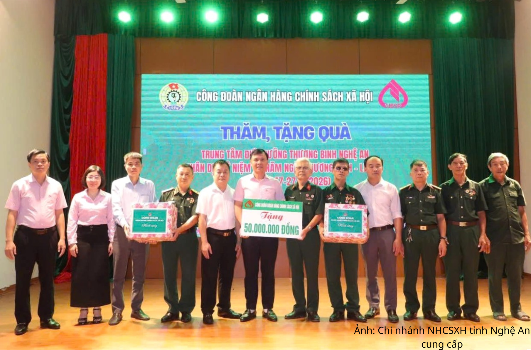 Chi nhánh Ngân hàng CSXH tỉnh Nghệ An thăm, tặng quà thương, bệnh binh