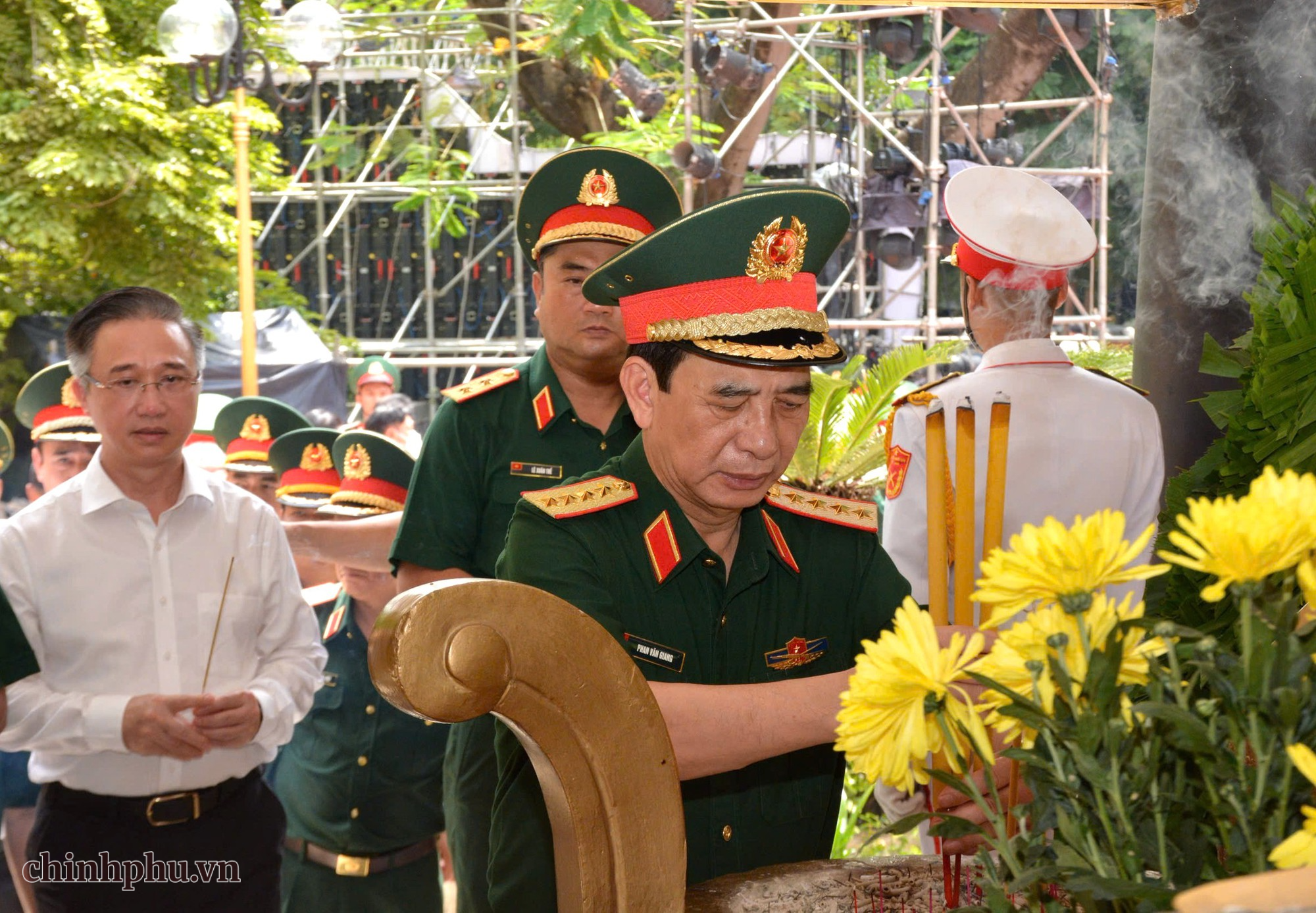 Đại tướng Phan Văn Giang dâng hương tưởng niệm các Anh hùng liệt sĩ tại Công viên Lê Thị Riêng