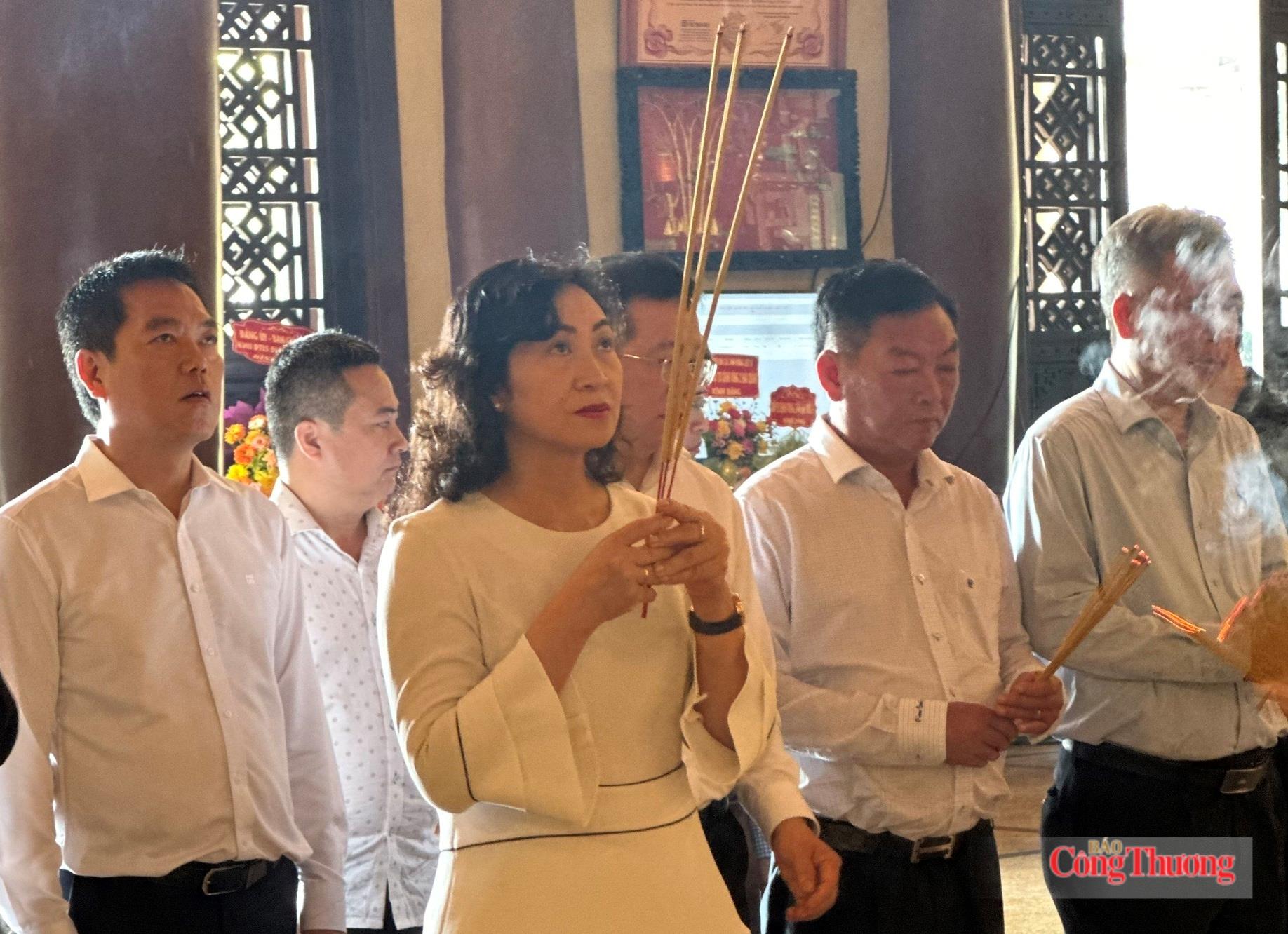 Bộ Công Thương dâng hương tưởng niệm các Anh hùng - Liệt sĩ tại TP. Hồ Chí Minh