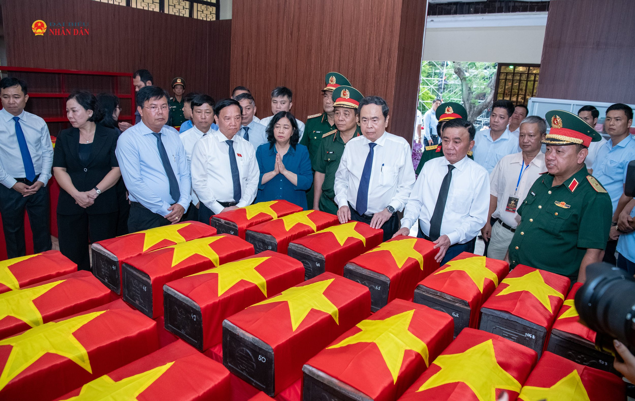 Chủ tịch Quốc hội Trần Thanh Mẫn dâng hương tưởng niệm cố Tổng Bí thư Trần Phú và các Anh hùng liệt sĩ tại Công viên Lê Thị Riêng