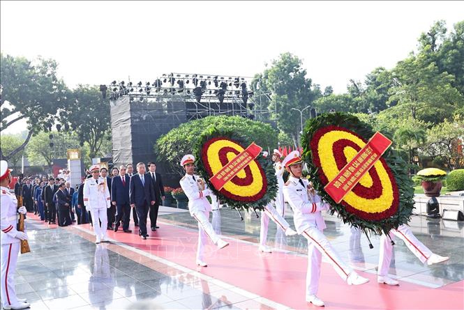 Lãnh đạo Đảng, Nhà nước dâng hương tưởng niệm các Anh hùng - Liệt sĩ