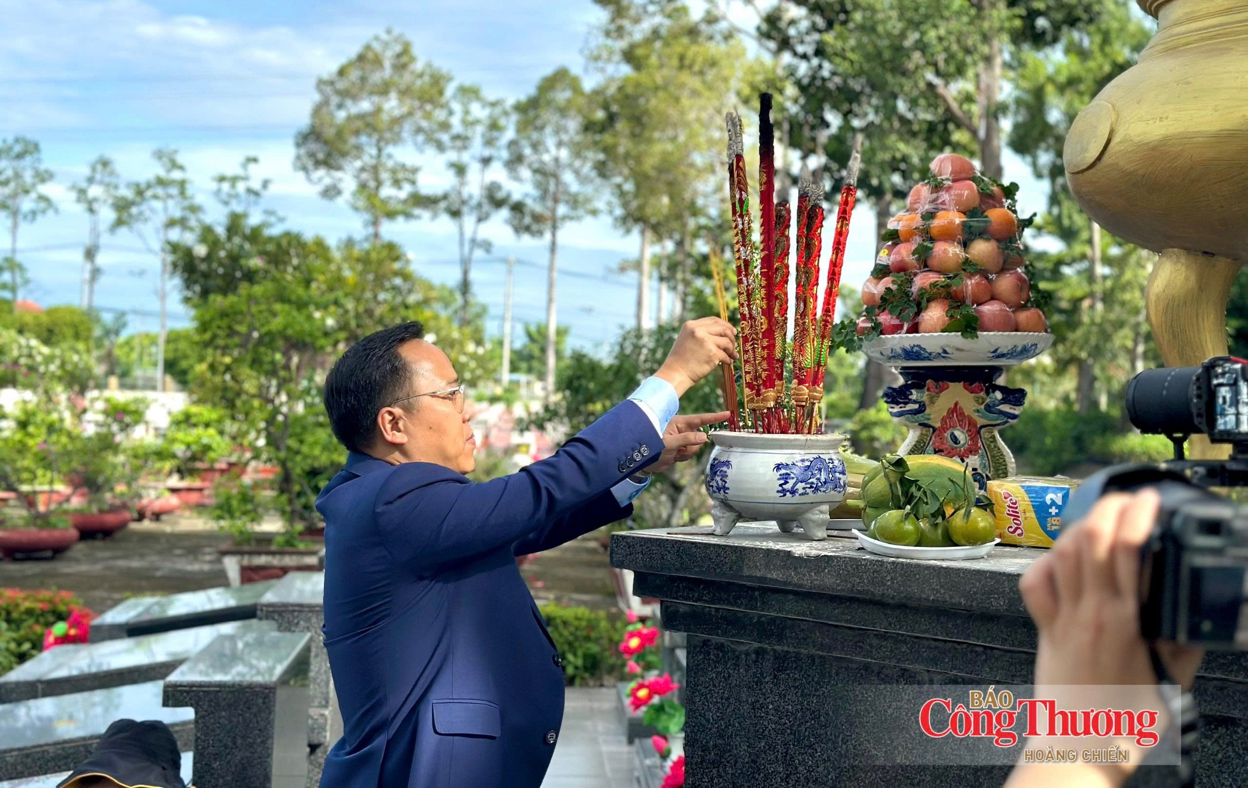 Đoàn công tác Bộ Công Thương dâng hương tưởng niệm các Anh hùng liệt sĩ tại Tây Ninh