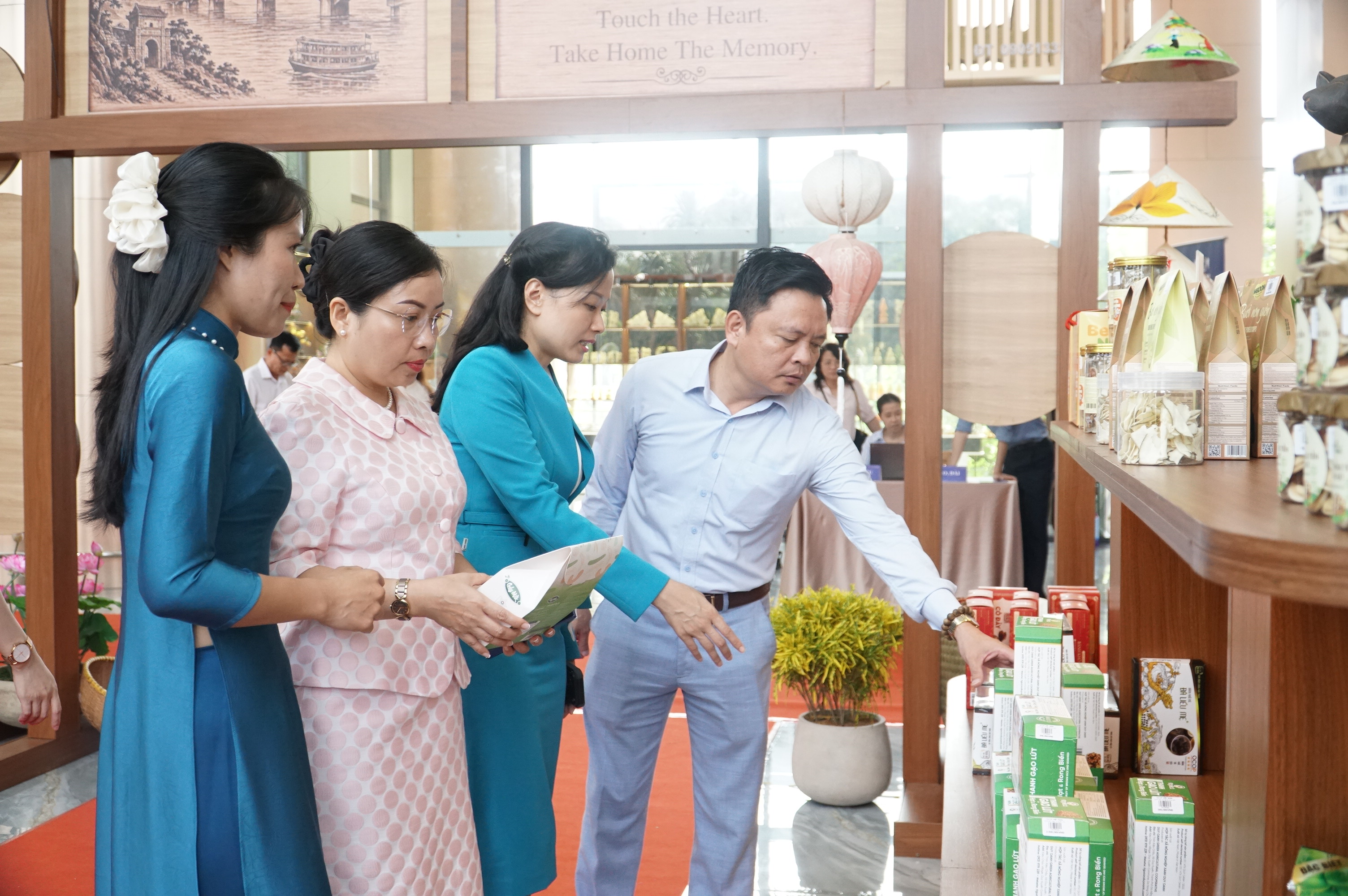 Hàng trăm sản phẩm 'tinh hoa Đà Nẵng' vào sân bay, resort