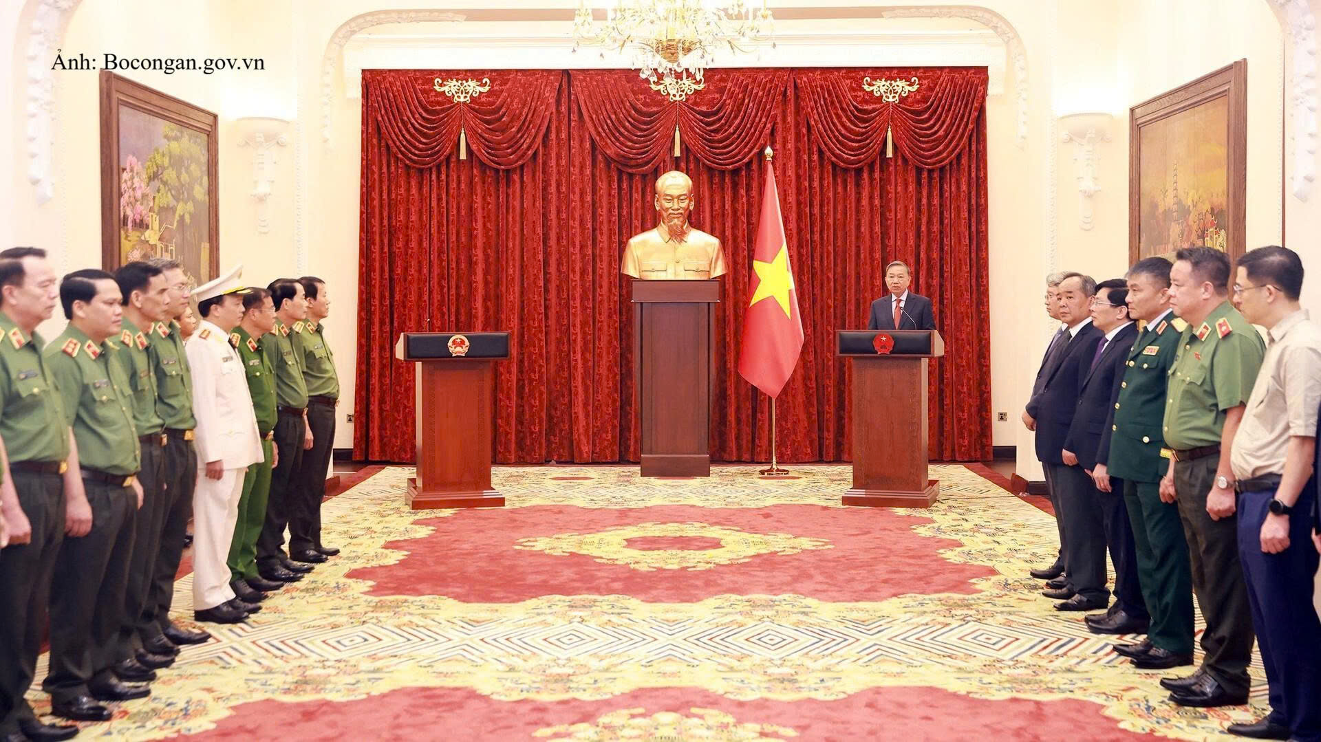 Tổng Bí thư, Chủ tịch nước Tô Lâm trao quyết định thăng quân hàm Thượng tướng cho Thứ trưởng Bộ Công an Đặng Hồng Đức