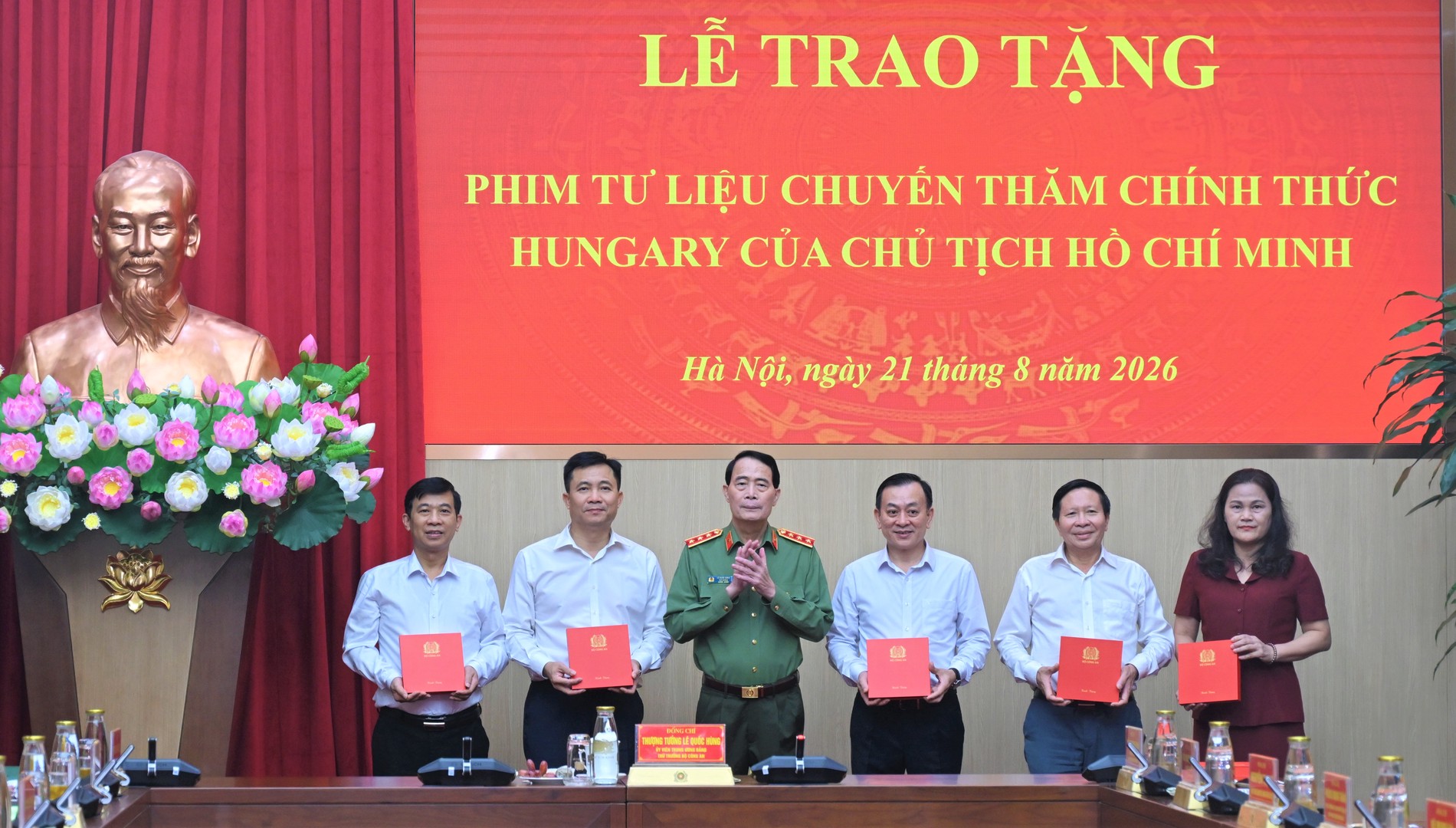 Bộ Công an trao tặng phim tư liệu quý về Chủ tịch Hồ Chí Minh tại Hungary