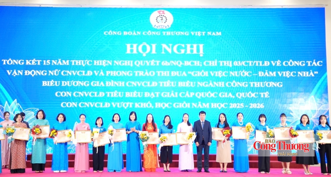 'Giỏi việc nước, đảm việc nhà': Dấu ấn cống hiến của phụ nữ Công Thương 