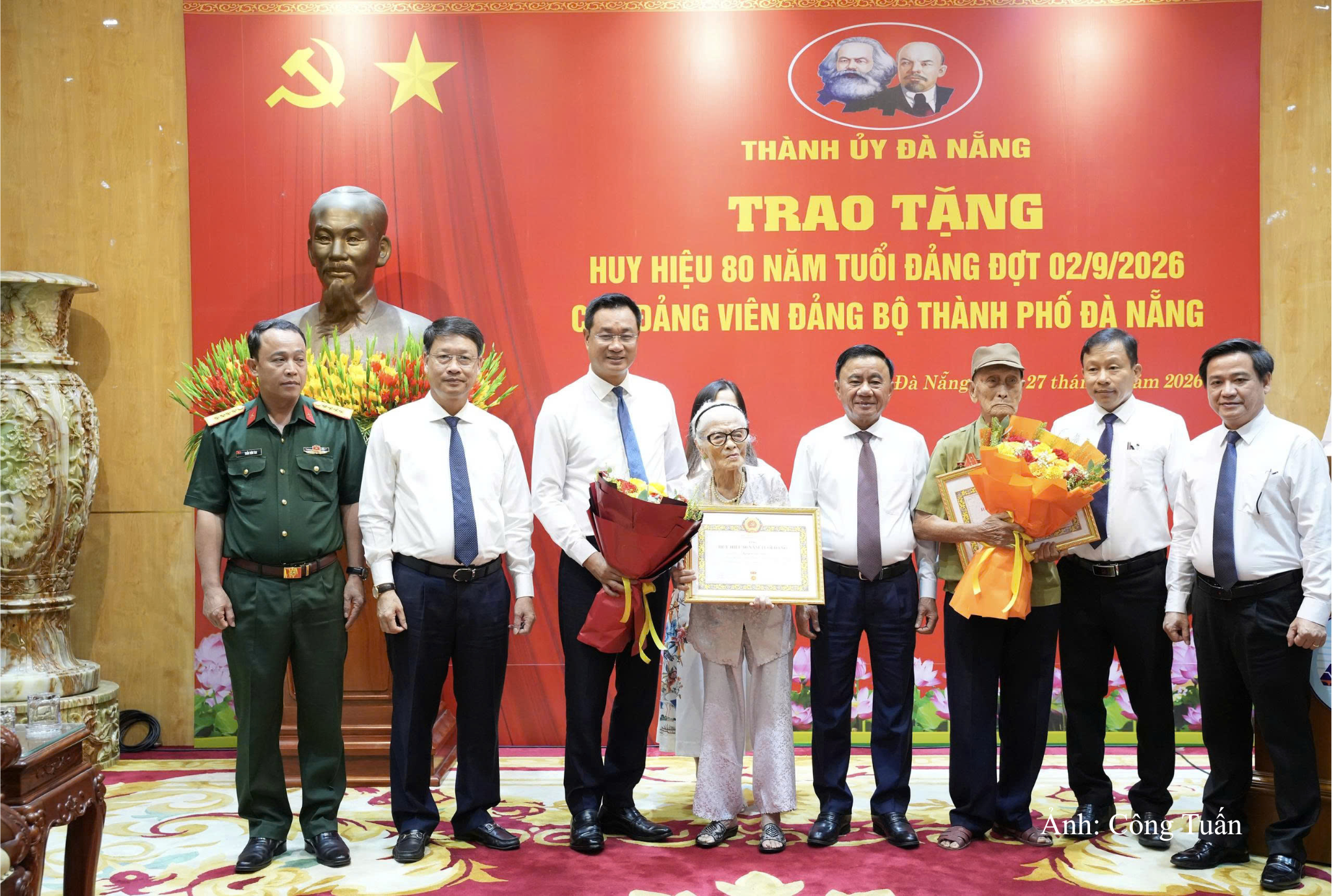 Thường trực Ban Bí thư trao Huy hiệu 80 năm tuổi Đảng cho đảng viên lão thành tại Đà Nẵng