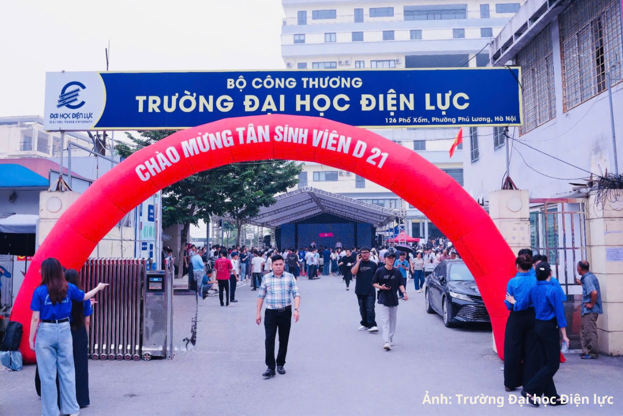 Trường Đại học Điện lực rộn ràng đón tân sinh viên D21