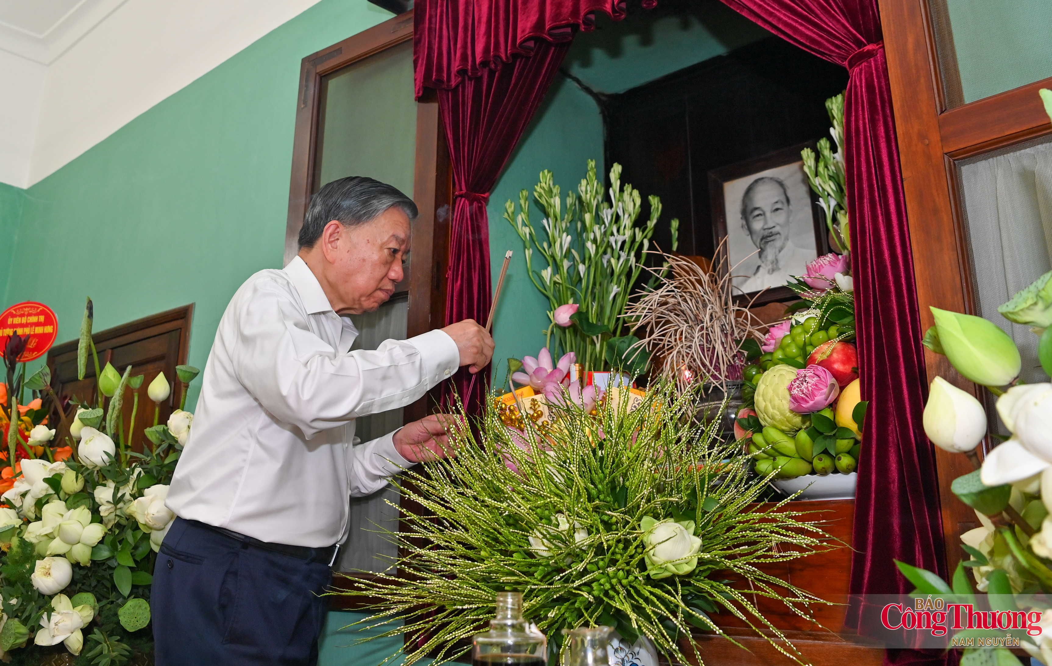 Tổng Bí thư, Chủ tịch nước Tô Lâm dâng hương tưởng nhớ Chủ tịch Hồ Chí Minh