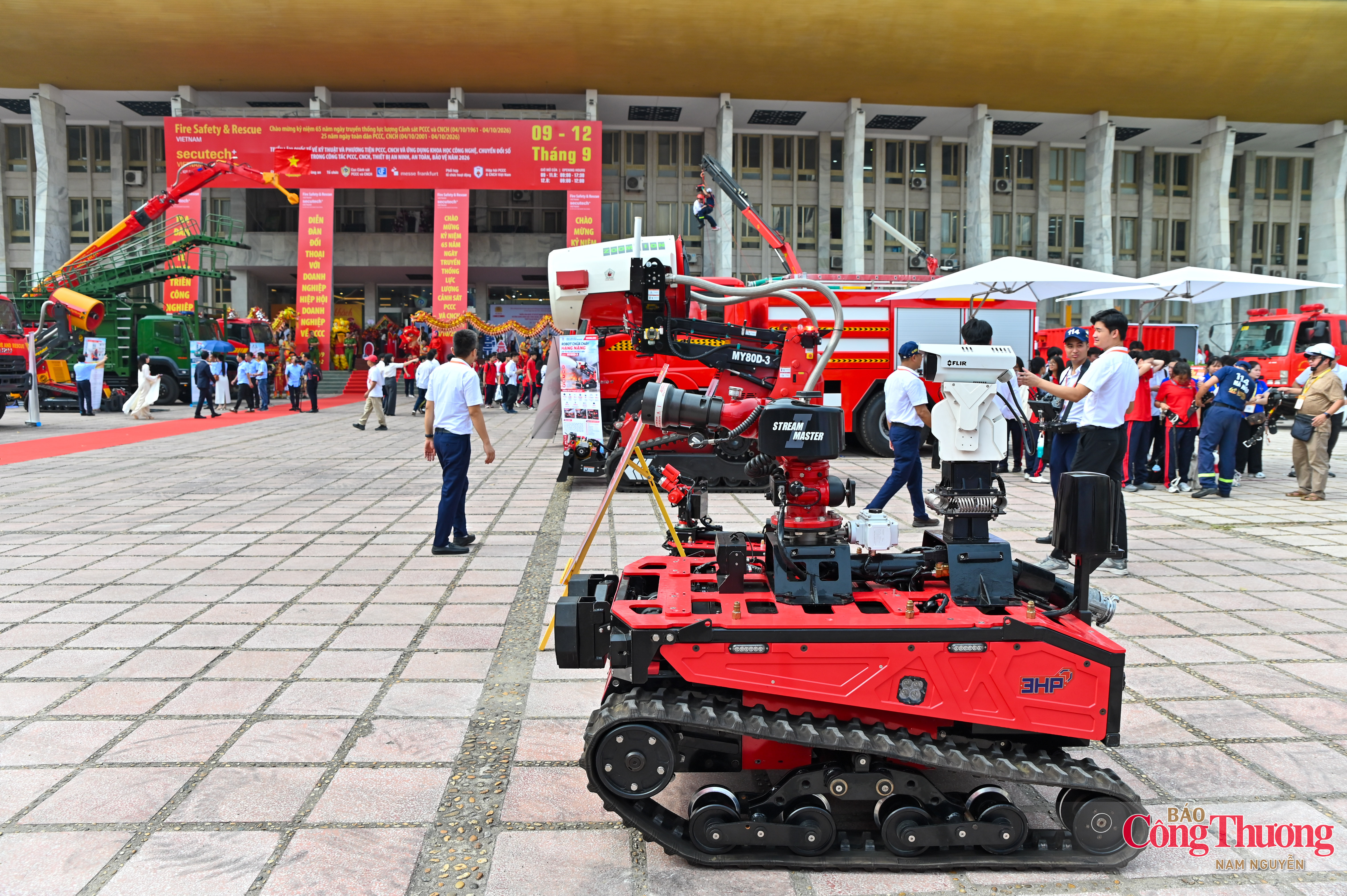 Ấn tượng Robot chữa cháy tích hợp AI trình diễn công nghệ