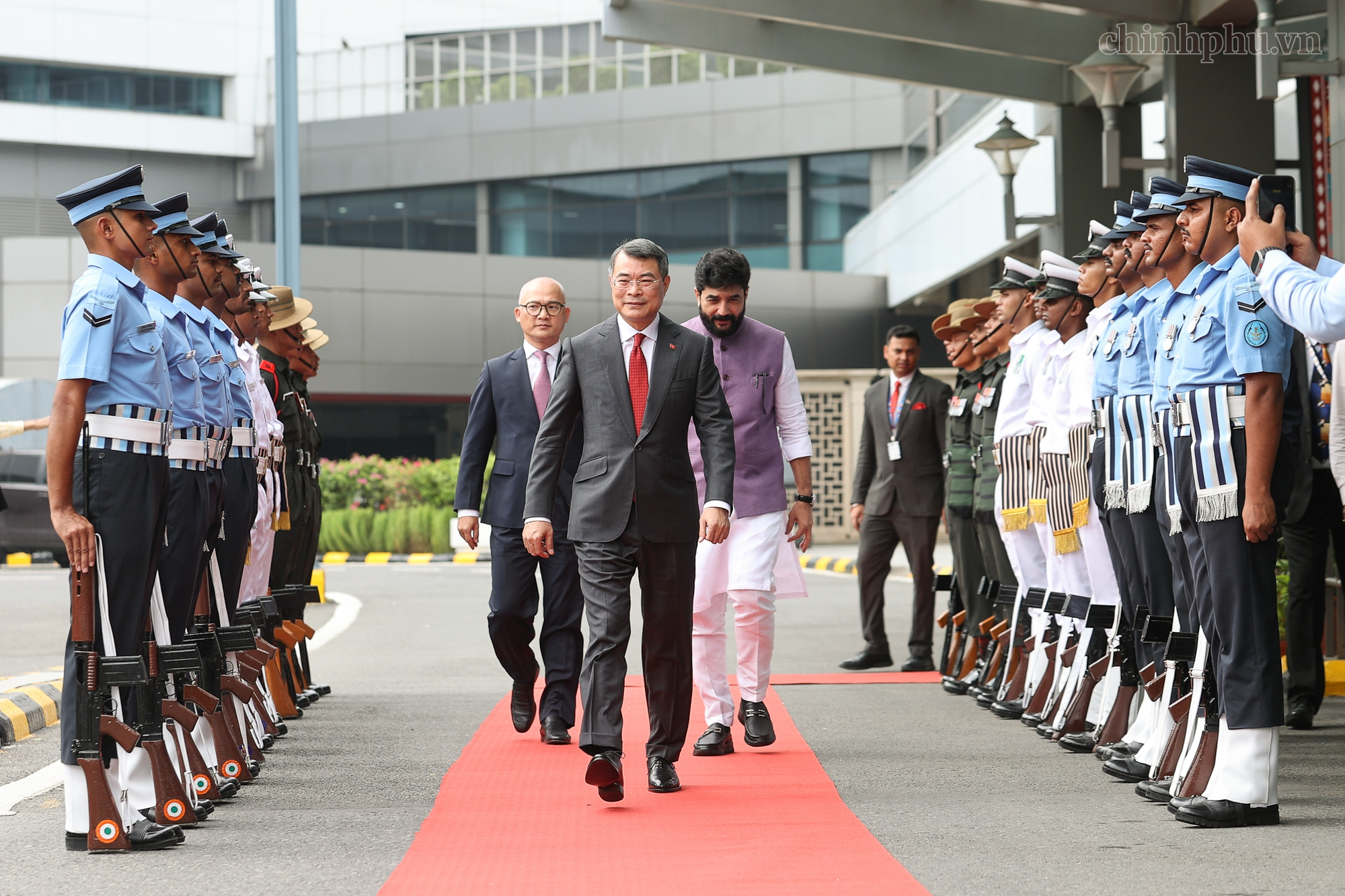 Thủ tướng tới New Delhi, bắt đầu chương trình dự Hội nghị thượng đỉnh BRICS và làm việc song phương tại Ấn Độ
