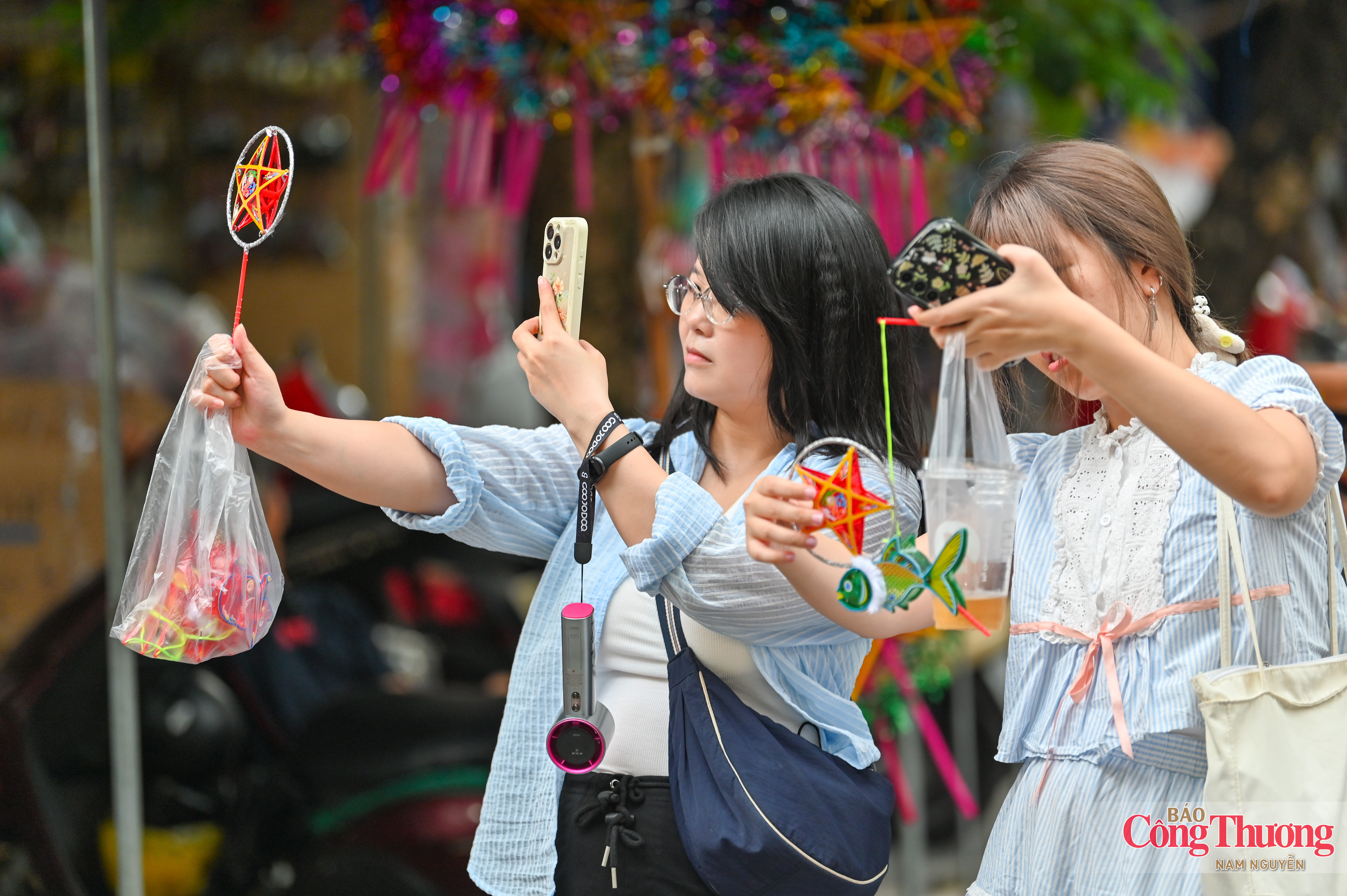 Người trẻ tìm về sắc màu Trung thu xưa trên phố Hàng Mã