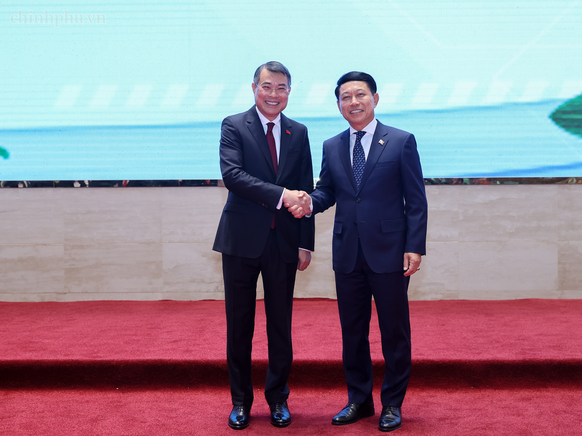 Hai Thủ tướng dự Hội nghị xúc tiến đầu tư Việt Nam - Lào: 'Gắn kết chiến lược' trong lĩnh vực kinh tế