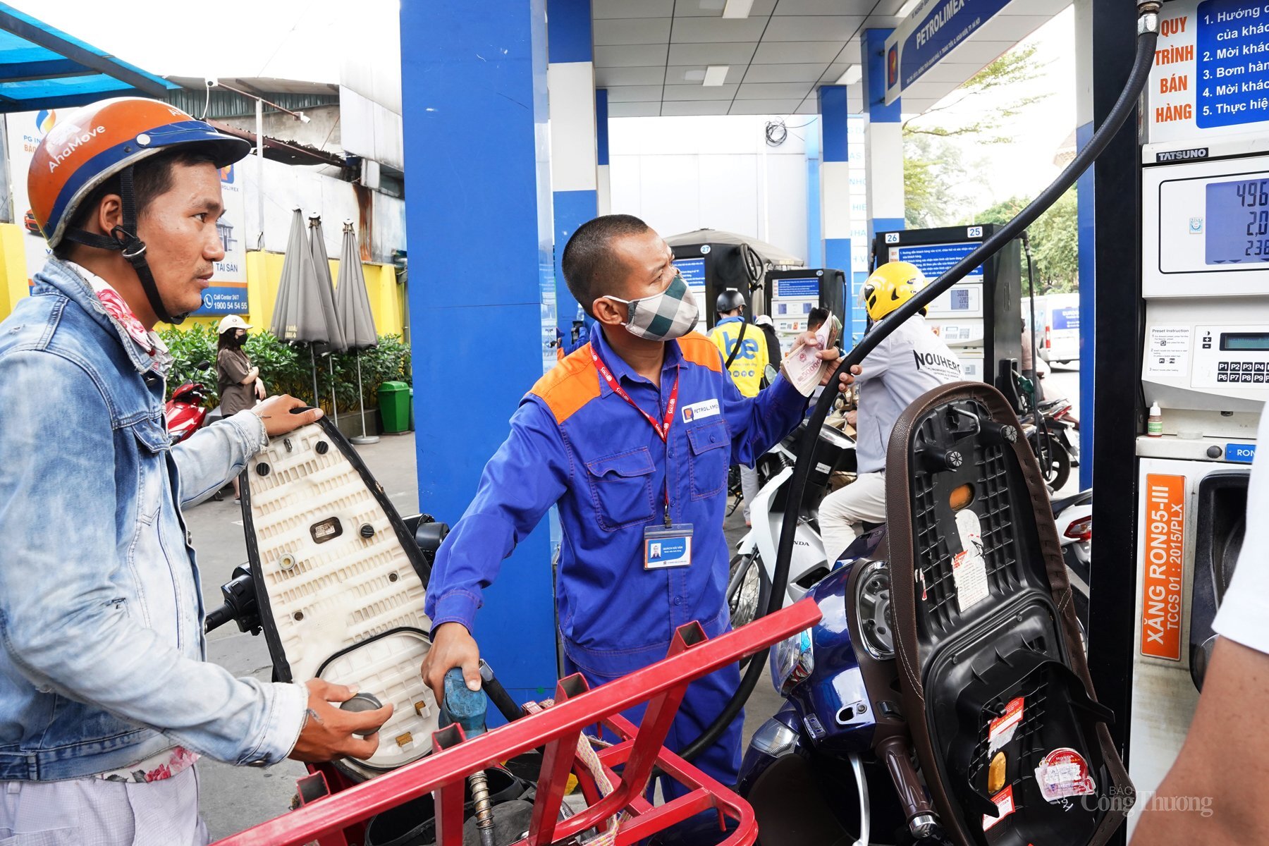 Giá xăng dầu giảm và phép thử cho thị trường tự quyết giá