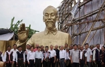 Ngày tượng đài Bác Hồ về với dân tộc Tây Nguyên