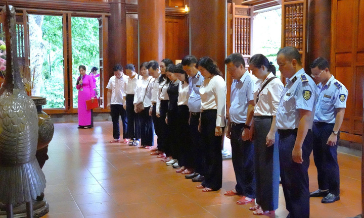 Thứ trưởng Phan Thị Thắng và đoàn công tác Bộ Công Thương dâng hương tưởng niệm các anh hùng liệt sĩ tại Nghệ An