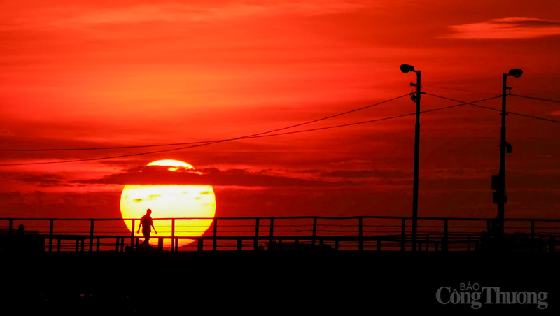 Khoảnh khắc hoàng hôn Hà Nội rực rỡ giữa những ngày nắng nóng đỉnh điểm