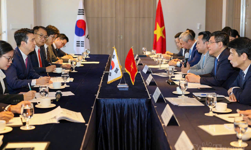 Bộ trưởng Nguyễn Hồng Diên làm việc với đại diện Tập đoàn SK