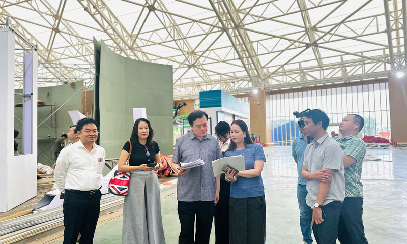 Thứ trưởng Nguyễn Sinh Nhật Tân kiểm tra tiến độ thi công triển lãm thành tựu ngành Công Thương