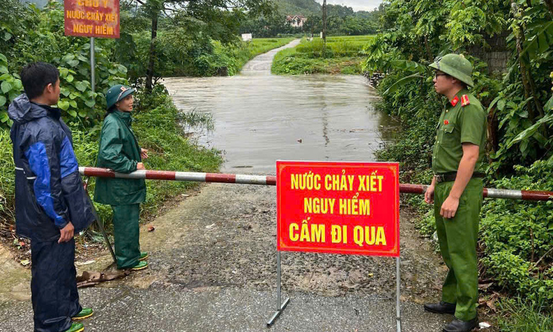 Phản bác luận điệu xuyên tạc lực lượng Công an giúp dân trong mưa bão