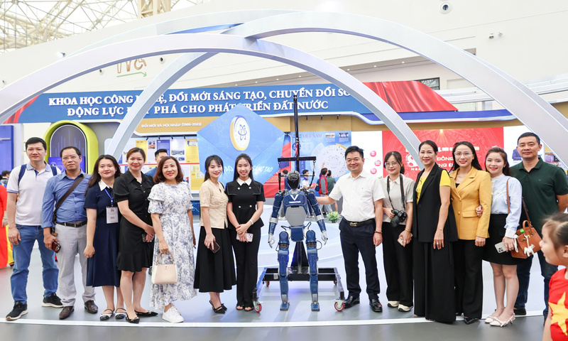 Đảng uỷ Báo Công Thương tổ chức sinh hoạt chuyên đề tại Triển lãm thành tựu đất nước