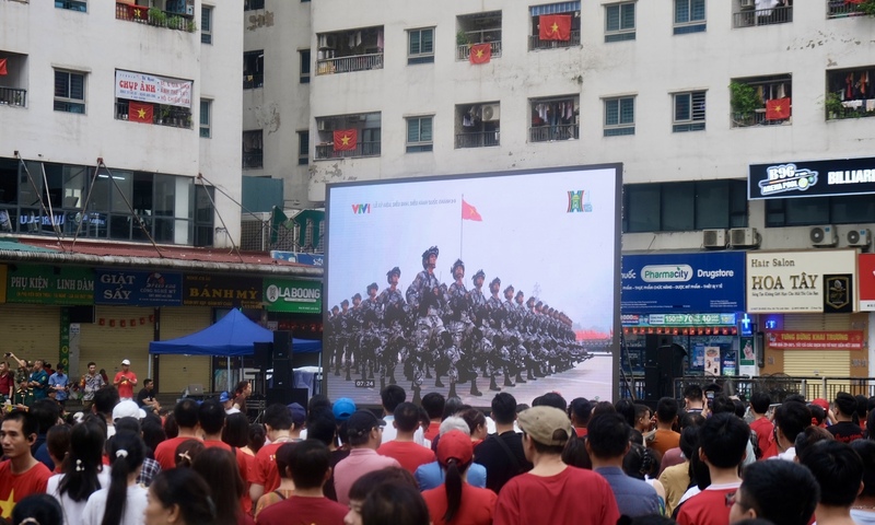 Hình ảnh người dân chung cư Hà Nội xem diễu binh, diễu hành qua màn hình LED