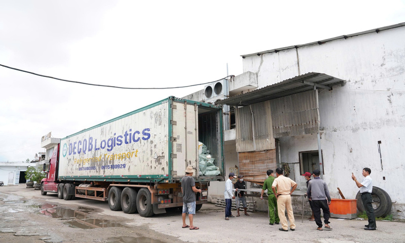 TP. Huế: Phát hiện xe đầu kéo chở 30 tấn thực phẩm không rõ nguồn gốc