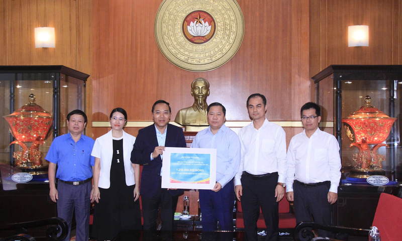 Bộ Công Thương trao hơn 1,2 tỷ đồng ủng hộ đồng bào vùng lũ