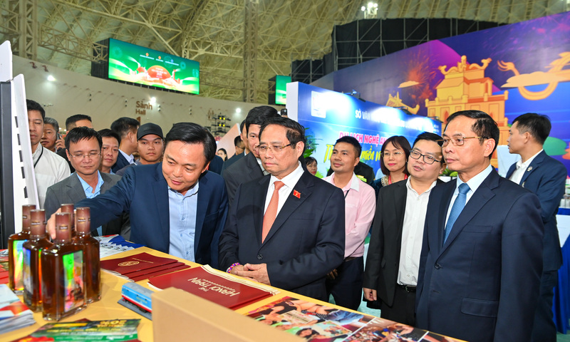 Chùm ảnh: Thủ tướng thăm, kiểm tra Hội chợ Mùa Thu lần thứ nhất - 2025