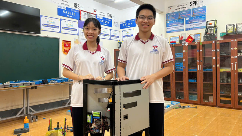 Đắk Lắk: Học sinh nhận huy chương vàng với máy tách vỏ sầu riêng