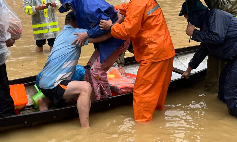 Nhân viên ngành điện Huế hỗ trợ người bệnh cấp cứu kịp thời