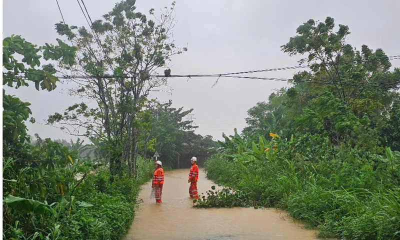 Nỗ lực khôi phục điện tại miền Trung sau mưa lũ