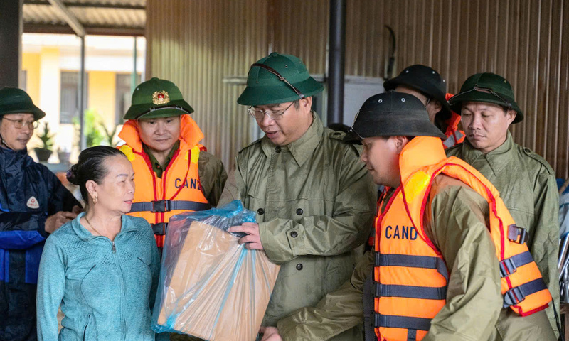 Thành phố Huế: Kịp thời thăm hỏi, tặng quà người dân vùng lũ