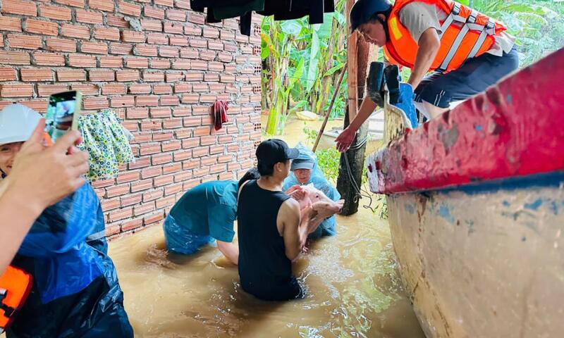 Quảng Ngãi: Nước lũ bủa vây khắp nơi