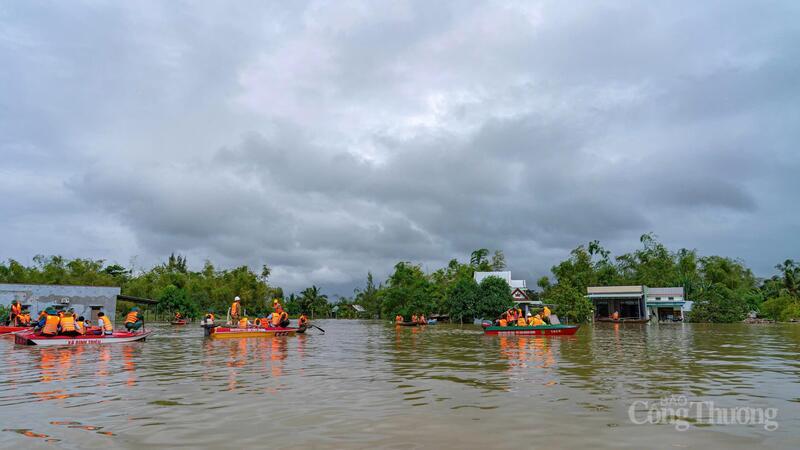 Thường trực Ban Bí thư thăm hỏi, động viên người dân vùng lũ Đà Nẵng