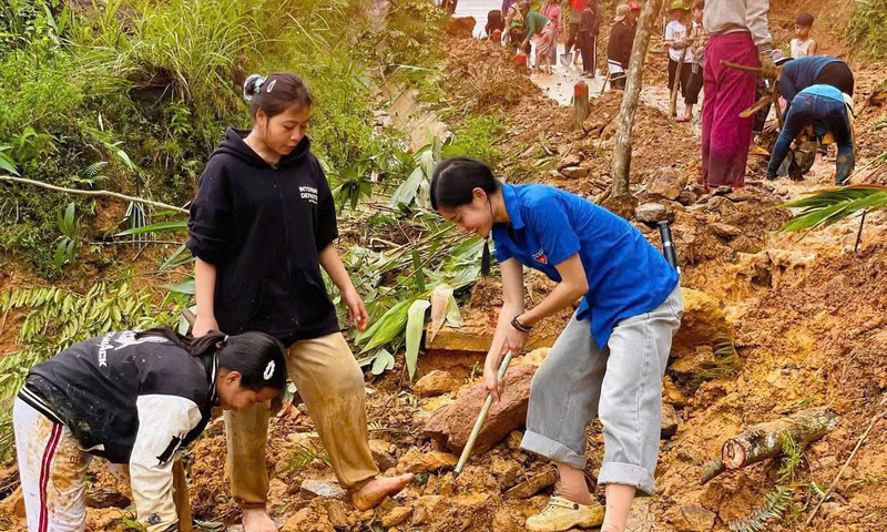 Đà Nẵng: Chung tay làm sạch môi trường sau lũ