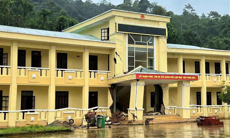Đà Nẵng: Trụ sở xã Hùng Sơn nứt gãy, nguy cơ đổ sập