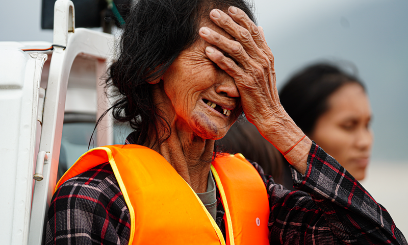 Nhà bị ngập sâu hơn 1m, bà cụ bật khóc khi được bộ đội ứng cứu