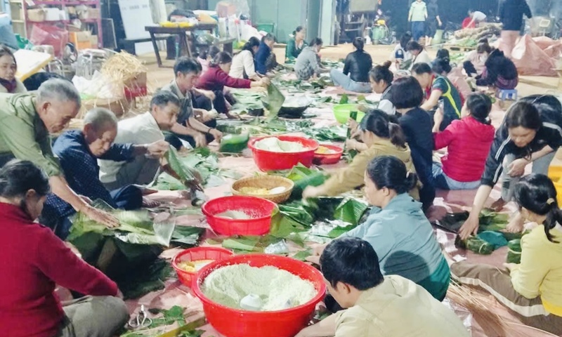 Người dân Gia Lai trắng đêm gói bánh, rim cá tiếp sức miền Trung