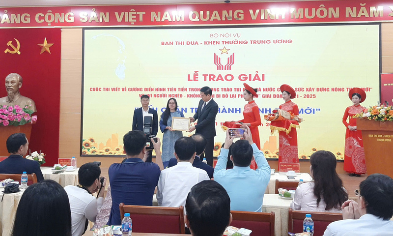 Trao giải cuộc thi viết 'Dấu chân trên hành trình đổi mới'