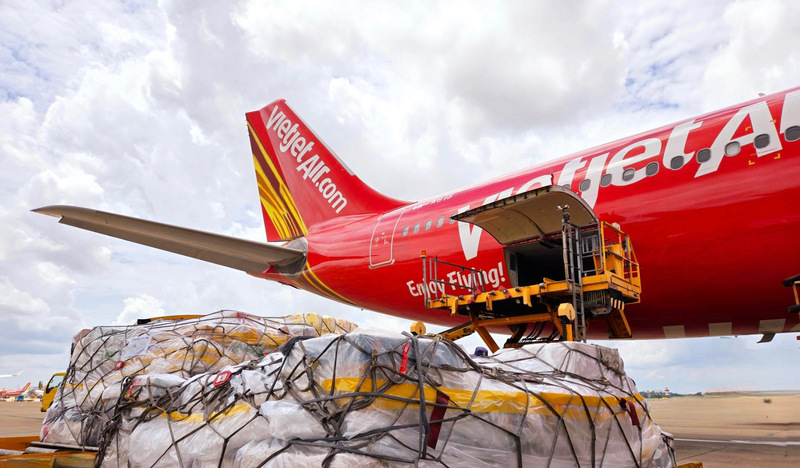 Vietjet chung tay vận chuyển miễn phí hàng cứu trợ hướng về miền Trung